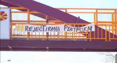 Фото: Хан на аеродром пречекан со пораката Rejec Tirana Platform