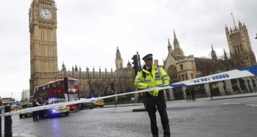 (ФОТО+ВИДЕО) Напад во Лондон, луѓе облеани во крв лежат на мостот Вестминстер