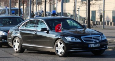 Знаменцето причина да биде натепан возачот на турскиот амбасадор во Македонија