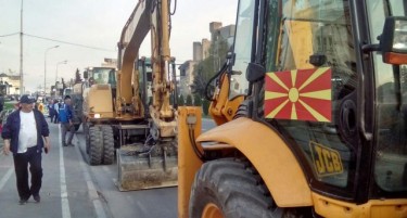 Се протестира против двојазичност, овој пат и со градежна механизација