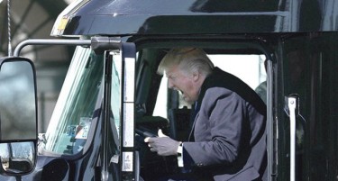 Трамп вози шлепер во Белата куќа