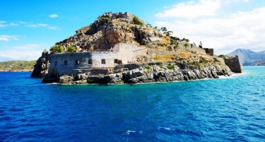 (ФОТО) ТУРИСТИТЕ ГО ОБОЖУВААТ: Напуштениот остров во Средоземното море каде некогаш луѓето оделе за да починат