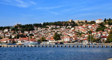 Се степаа охриѓани и ја искршија двојазичната табла во ПИОМ