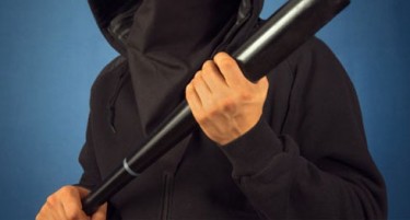 Претепан Скопјанец со палки додека седел во кафуле