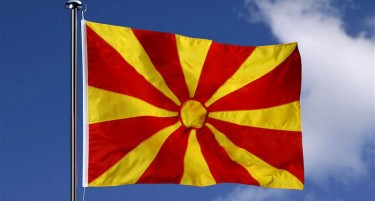 МАЛОЛЕТНИЧКИ ПРОВОКАЦИИ: Тинејџери во Куманово уапсени-го тргнале државното знаме, на негово место поставиле албанско