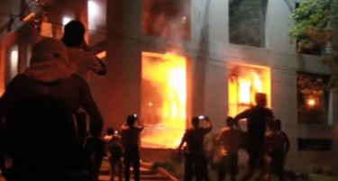 (ВИДЕО) ХАОС ВО ПАРАГВАЈ: Демонстранти извршија државен удар, запалена зградата на Конгресот