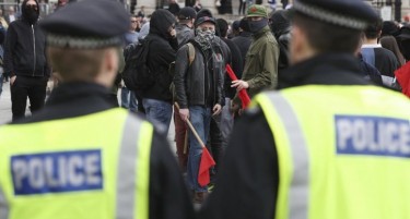 (ВИДЕО ВО ЖИВО) ХАОС ВО ЛОНДОН: Голем антиисламски протест, судири на полицијата и демонстрантите!
