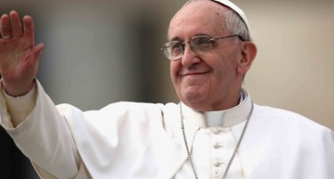 Видео: Папата Франциск остана без капа во Ватикан
