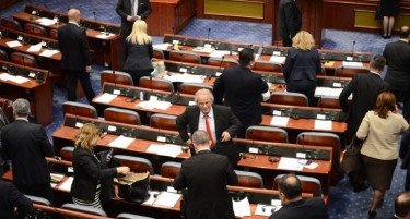 ПОМИНА И ПРВ АПРИЛ-Македонија повторно се разбуди со стари проблеми и без Собрание