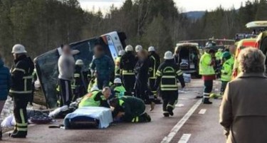 (ВИДЕО) УЖАСНА ТРАГЕДИЈА ВО ШВЕДСКА: Се превртел школски автобус полн со деца, има загинати