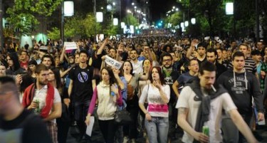 (ФОТО) Србите на протест во Белград, се сомневаат во фер победата на Вучиќ