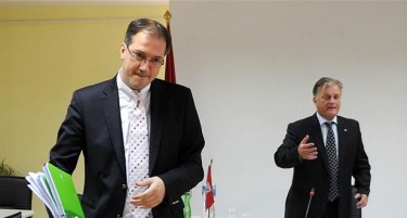 Шиповиќ по кратка средба со Жерновски реши да остане на функција