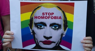 Оваа фотографија е забранета во Русија, на неа е Путин