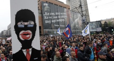 (ФОТО-ВИДЕО) БЕЛГРАД НА НОЗЕ: Шести ден протести ја тресат Србија