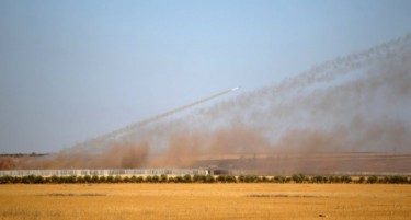 СИРИЈЦИТЕ ГО ВОЗВРАЌААТ УДАРОТ: Нападнат американски воен авион над базата на сириската армија