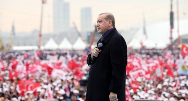 Турците покажаа дека Ердоган го сакаат како Султан