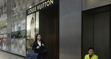 ЕВРОПА СТАНА НАЈГОЛЕМ АУТЛЕТ: Зошто Кинезите се почесто купуваат луксузни стоки надвор од дома?