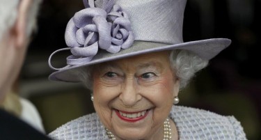 (ВИДЕО) КРАЛИЦАТА ЕЛИЗАБЕТА СЛАВИ РОДЕНДЕН: Најдолговечната британска владетелка полни 91 година