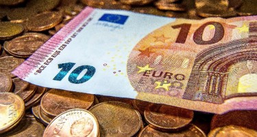 ПРОГНОЗА НА ШОЈБЛЕ: Еврото сепак ќе преживее