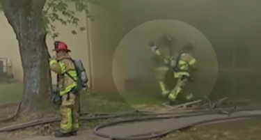 Видео: Сред чад и оган пожарникар фати фрлено бебе од зграда