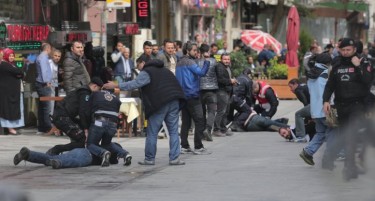 (ВИДЕО) На 1 мај жестоки судири меѓу демонстрантите и полицијата во Истанбул