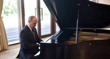 Видео: Путин свири на пијано чекајќи го кинескиот колега
