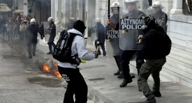 (ВИДЕО+ФОТО) РЕВОЛТОТ НА ГРЦИТЕ ЈА ПРЕЛИ ЧАШАТА: Хаос во Атина и судири