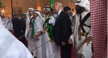 (ВИДЕО) Трамп игра со меч во Саудиска Арабија
