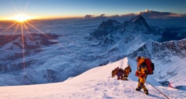 Американски и индиски алпинист загинаа близу Еверест