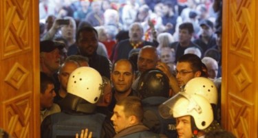 СИТЕ НАДВОР, САМО ЕДЕН ДОМА: Кој пратеник остана единствен во куќен притвор