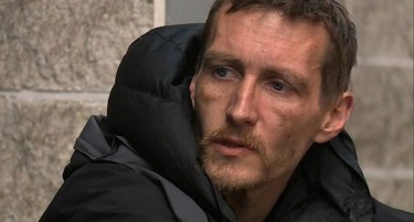 (ВИДЕО) Бездомник за својата хуманост во Манчестер награден со покрив над глава