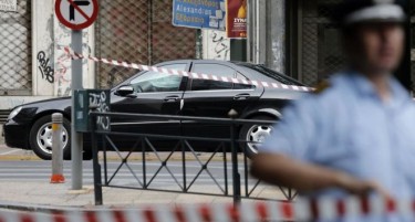 Писмо бомба го повреди екс грчкиот премиер Пападемос