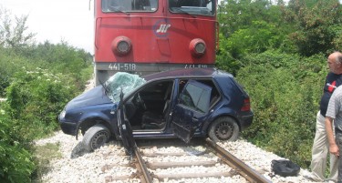 Вистинско чудо: Воз удри во автомобил кај Кадрифаково, возачот без повреди