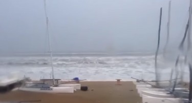 Видео: Мини „цунами“ удри во холандски брег