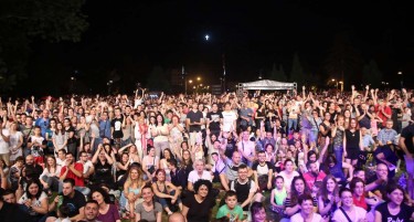 (ГАЛЕРИЈА) Македонската филхармонија го наполни градскиот парк
