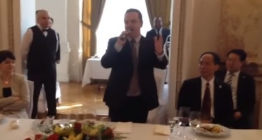 (ВИДЕО) Дачиќ пред дипломатите ја пееше „О соле мио“