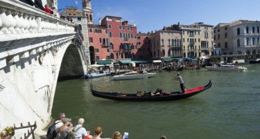 Италија влева милијарди-ќе спасува две венецијански банки