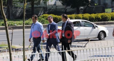 (ФОТО) СУДЕЊЕТО ЗА „ШАМАРИТЕ“ СЕ ОДЛОЖИ: Груевски и Јанакиески стигнаа во суд со насмеани лица