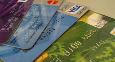 Банка наплаќа ако се подигне нова картичка од шалтер, а бесплатно е по пошта - Чудна политика во Србија