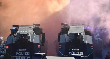 Видео: Пеколни протести во Хамбург - Горат автомобили, полицијата немоќна