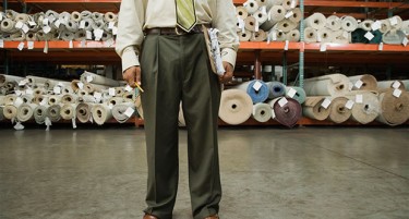ЗАД МАШИНА КАКО ПОД ВРШНИК: Текстилните работнички на работа НА ПЛУС 40!
