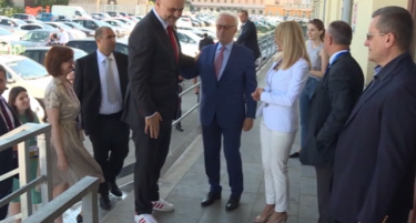 Еди Рама со нова „смарт кежуал“ варијанта пред балканските премиери