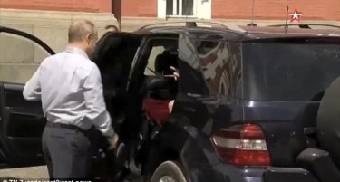 Видео: Која е мистериозната жена на Путин во црвено
