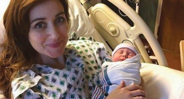 Докторка моменти пред да се породи помогнала во породување на друга жена