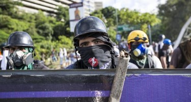 (ВИДЕО) КРВОПРОЛЕВАЊЕ ВО ВЕНЕЦУЕЛА: 10 мртви во улично насилство, Мадуро прогласува победа, САД се заканува со санкции