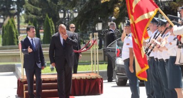(ГАЛЕРИЈА) Црвен тепих и свечен дочек за бугарскиот премиер Борисов во Скопје