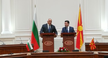 (ФОТО) Премиерите Заев и Борисов ставија потпис на договорот за пријателство
