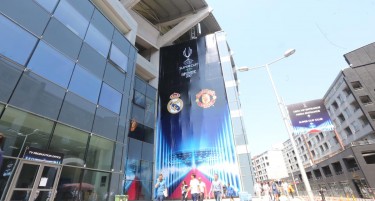 (ГАЛЕРИЈА) Фудбалерите на Реал Мадрид пристигнаа во Скопје