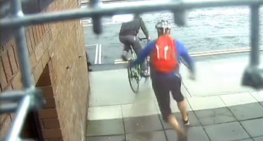 Видео: Велосипедист со боречки вештини сопре крадец