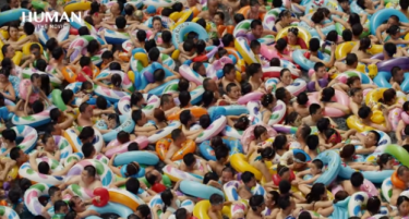 Видео: Само во Кина - Илјадници во еден базен